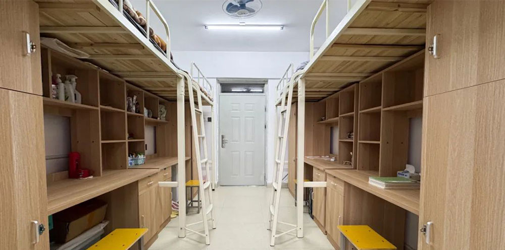 学生宿舍生活场景