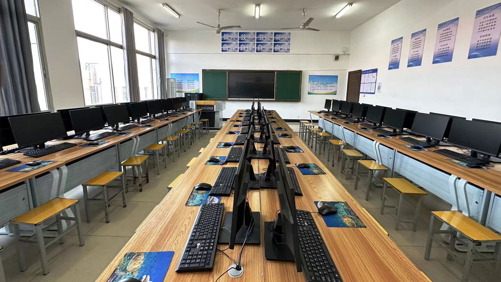 现代化实训场地与设备