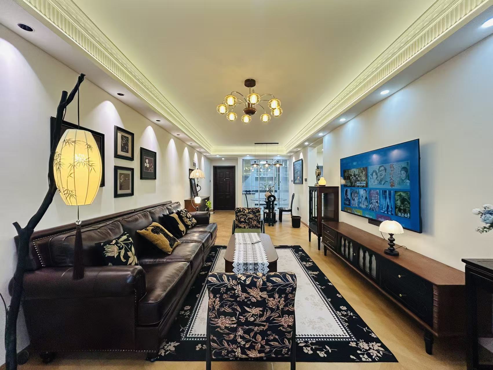 一位业主正在与桂林盛宅装饰的设计师讨论报价单，表情认真