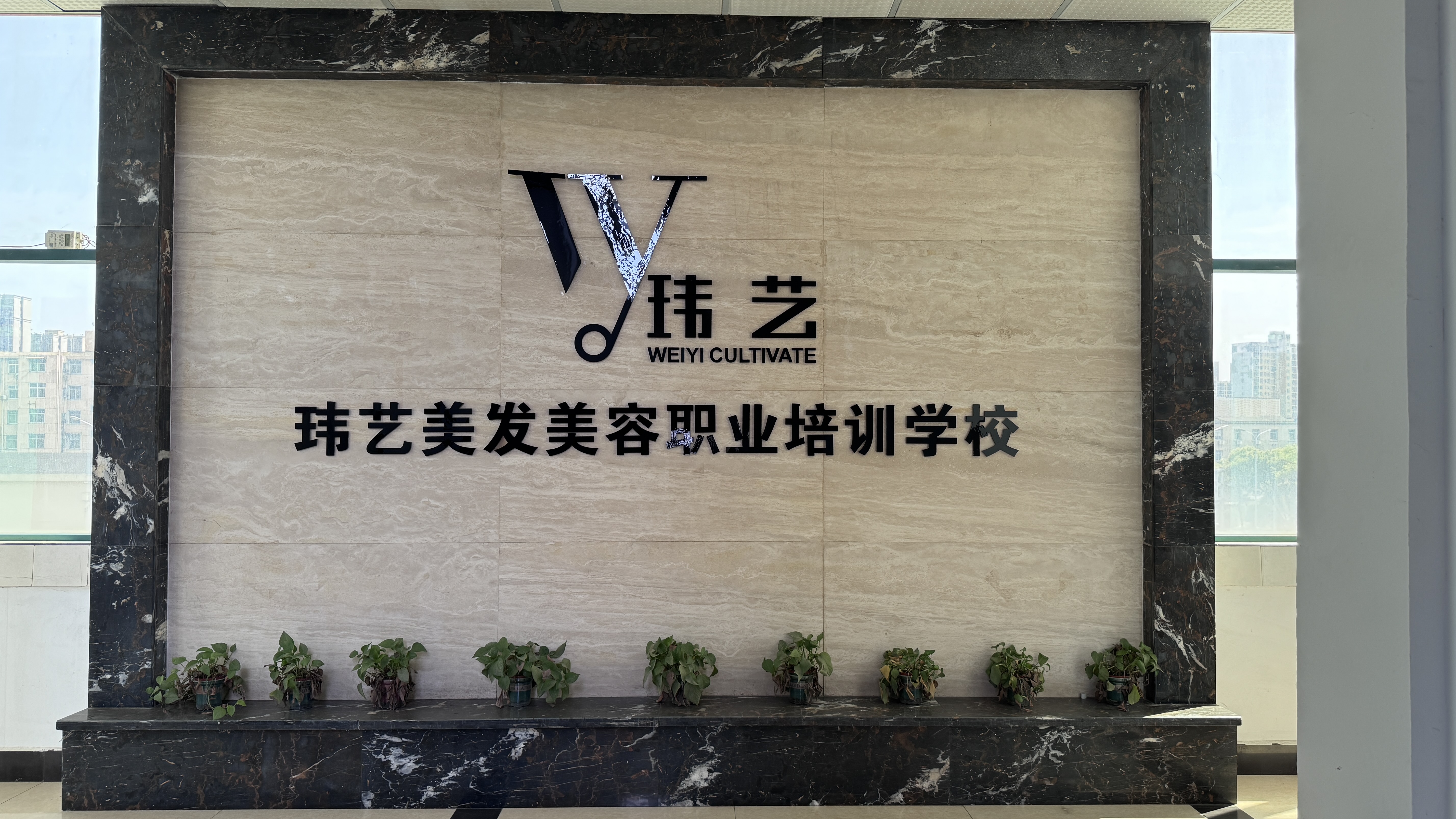 玮艺美发学校宽敞明亮的理论教室
