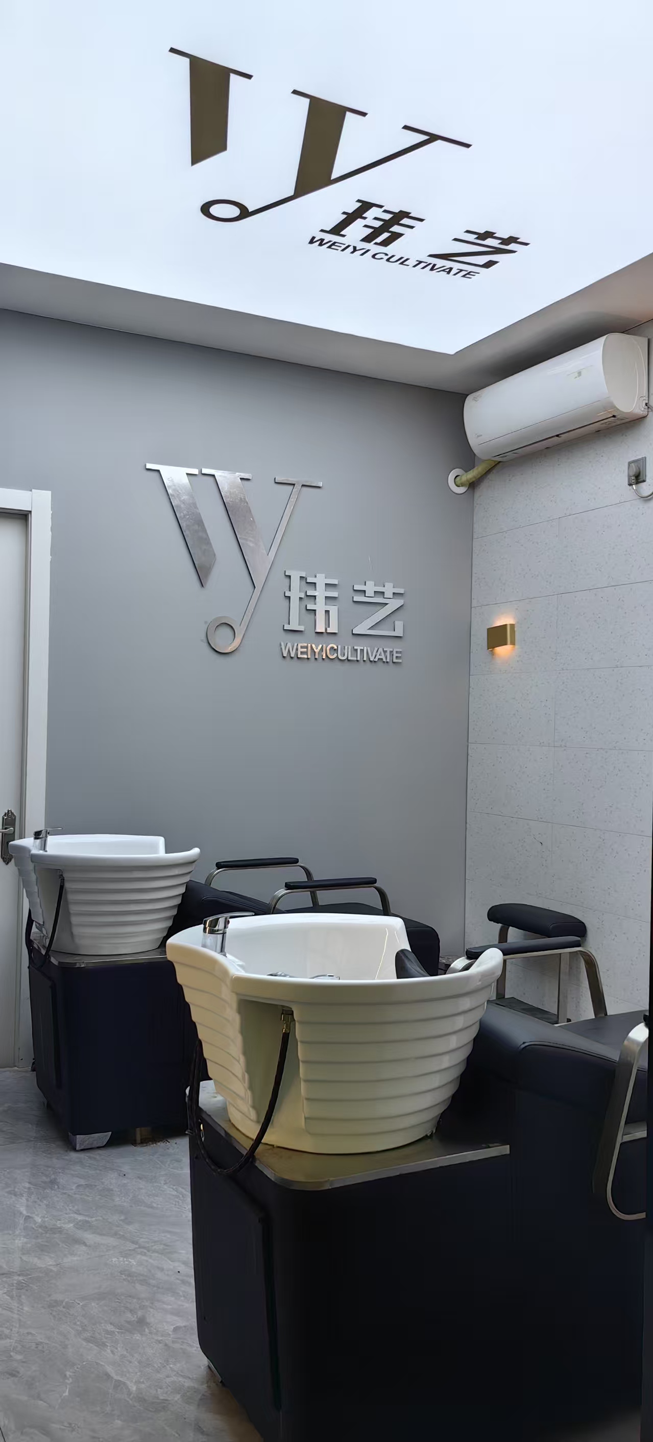 学员在玮艺进行染发实操练习