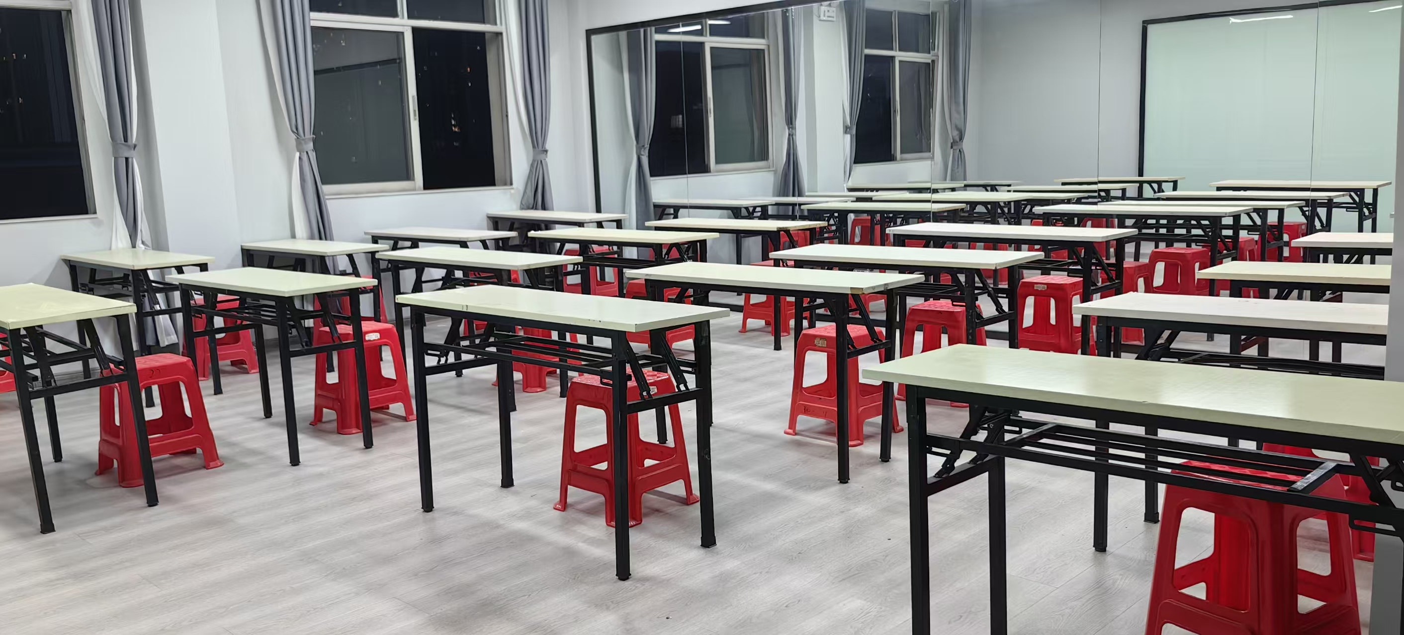玮艺学校美发创业理论结合实践的教学环境