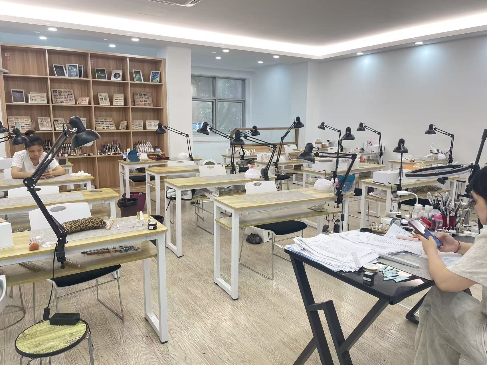 学员在宁波艾艺进行实操练习