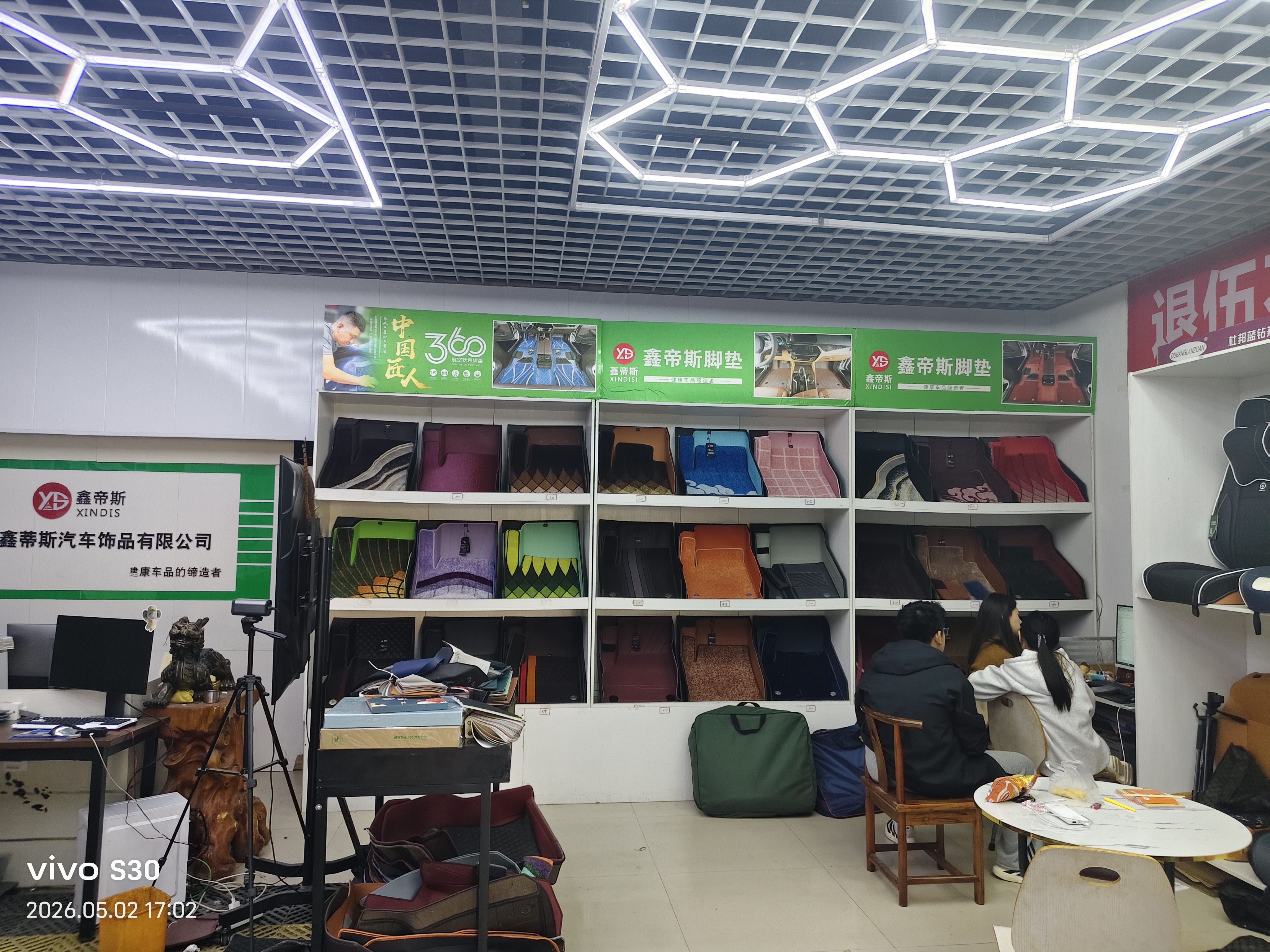 专业技师正在车内精细安装360航空软包脚垫