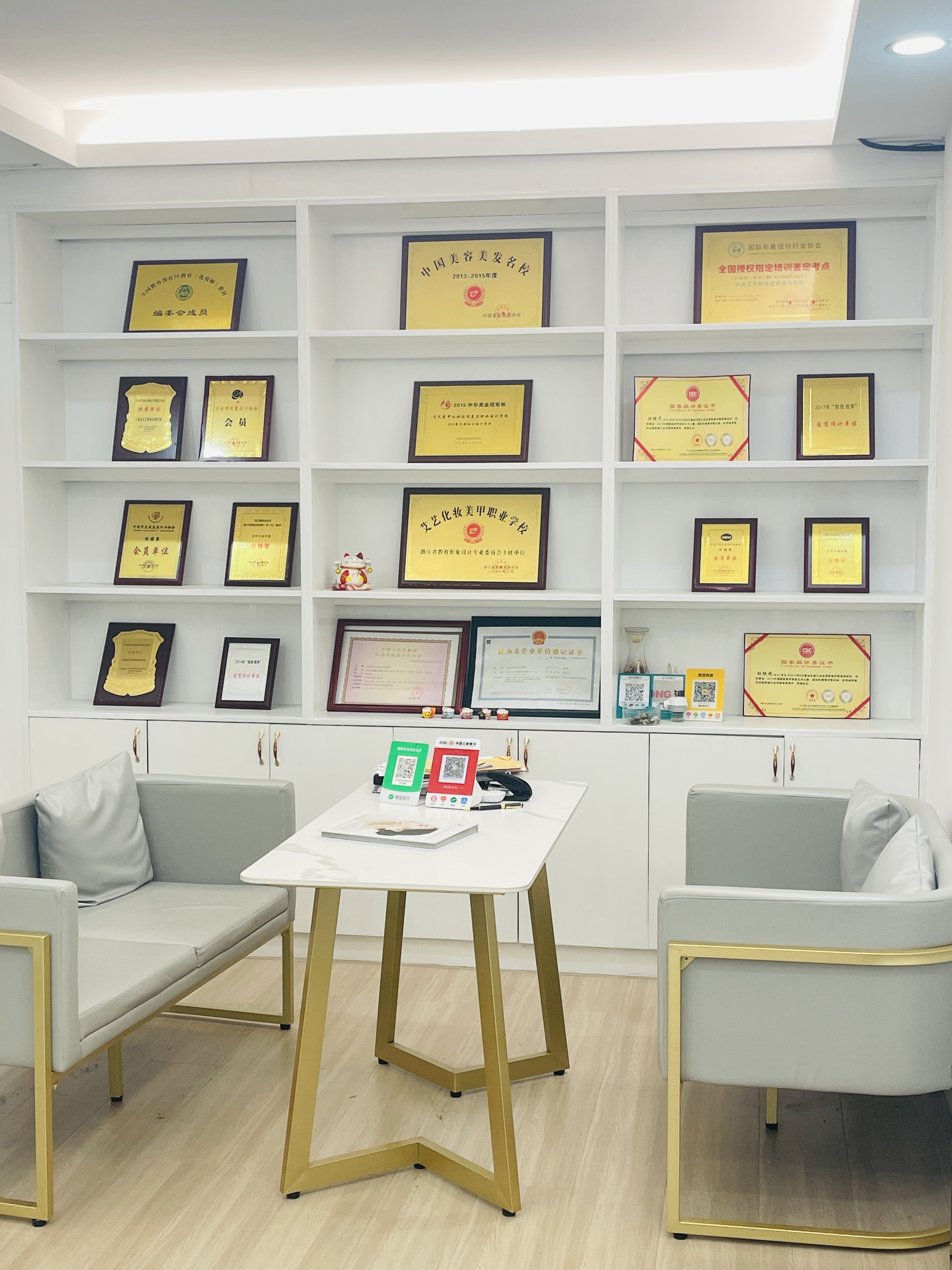 专业化妆工具与产品展示