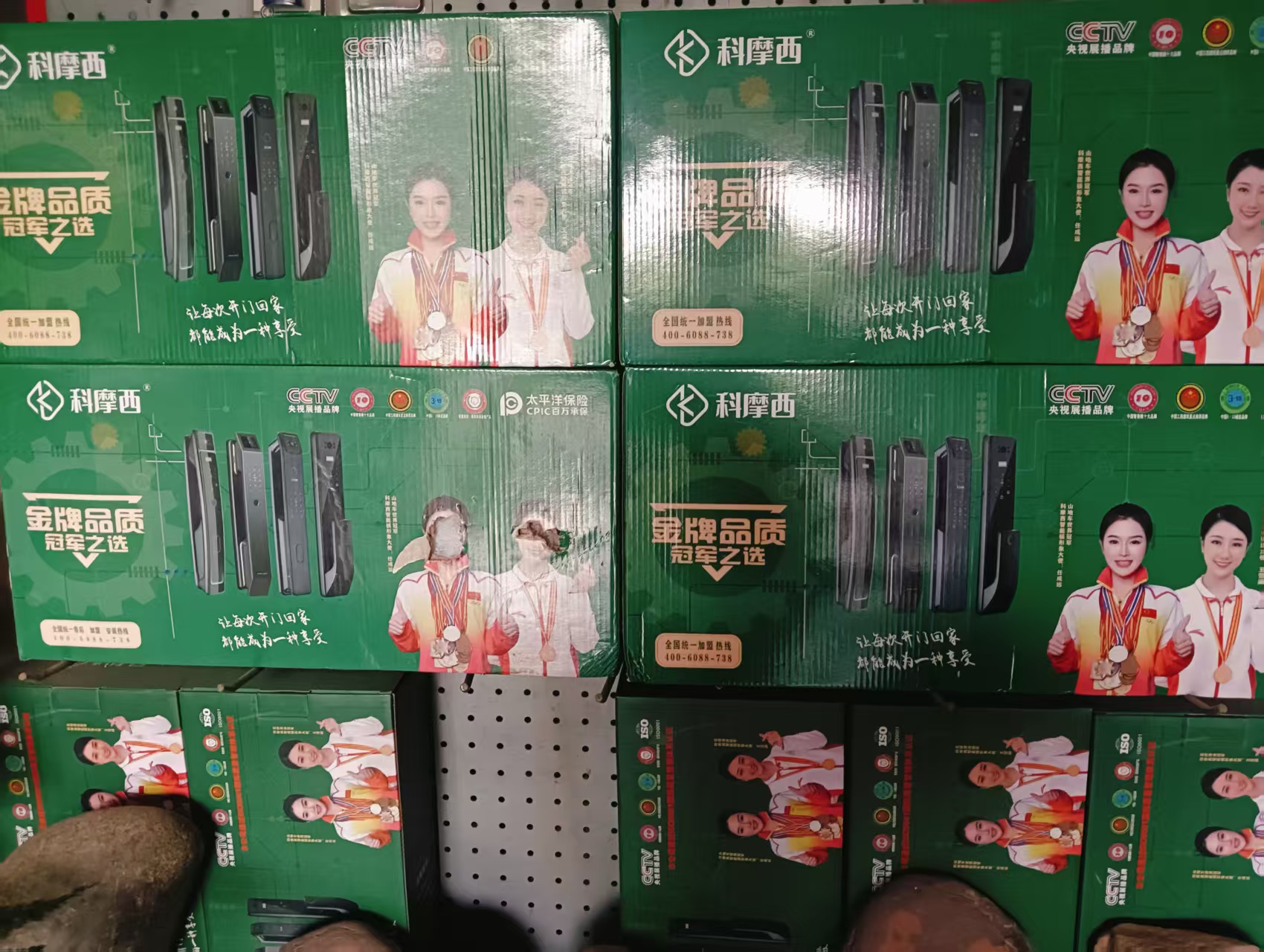 深夜忘带钥匙的焦急场景