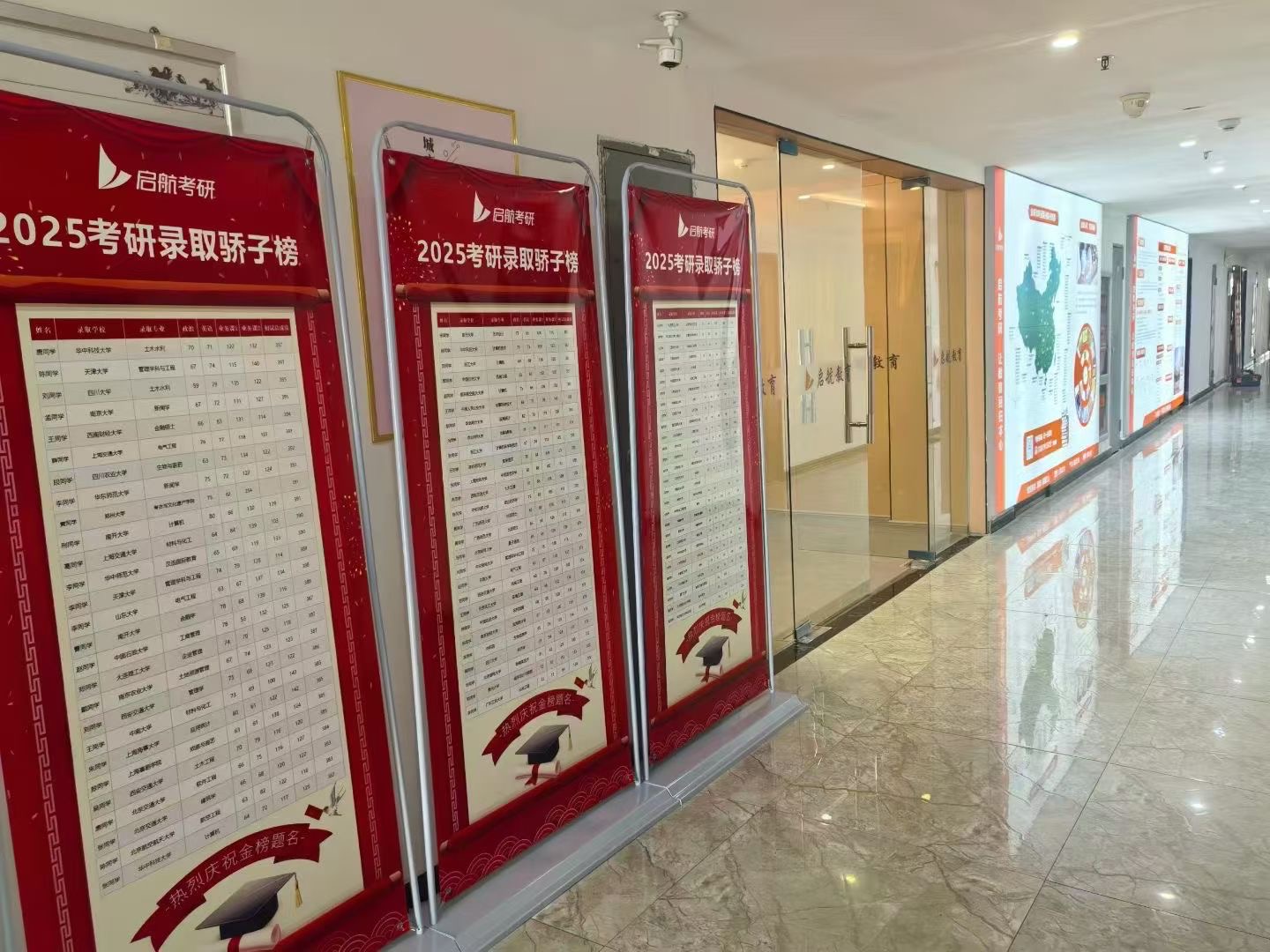 一位学生正在图书馆查阅资料，背景是书架
