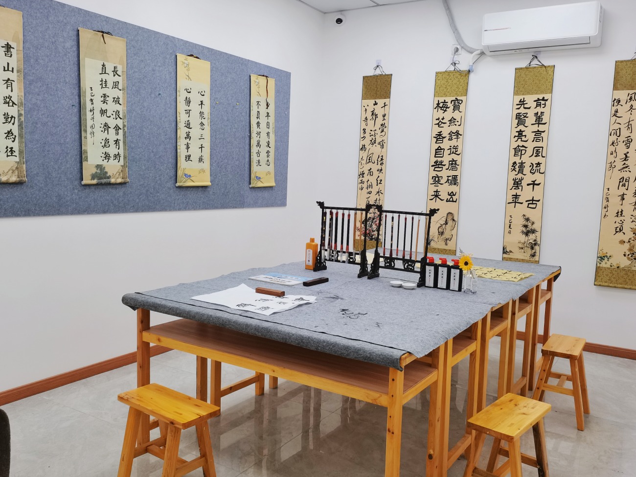 一位学员在认真练习握笔姿势