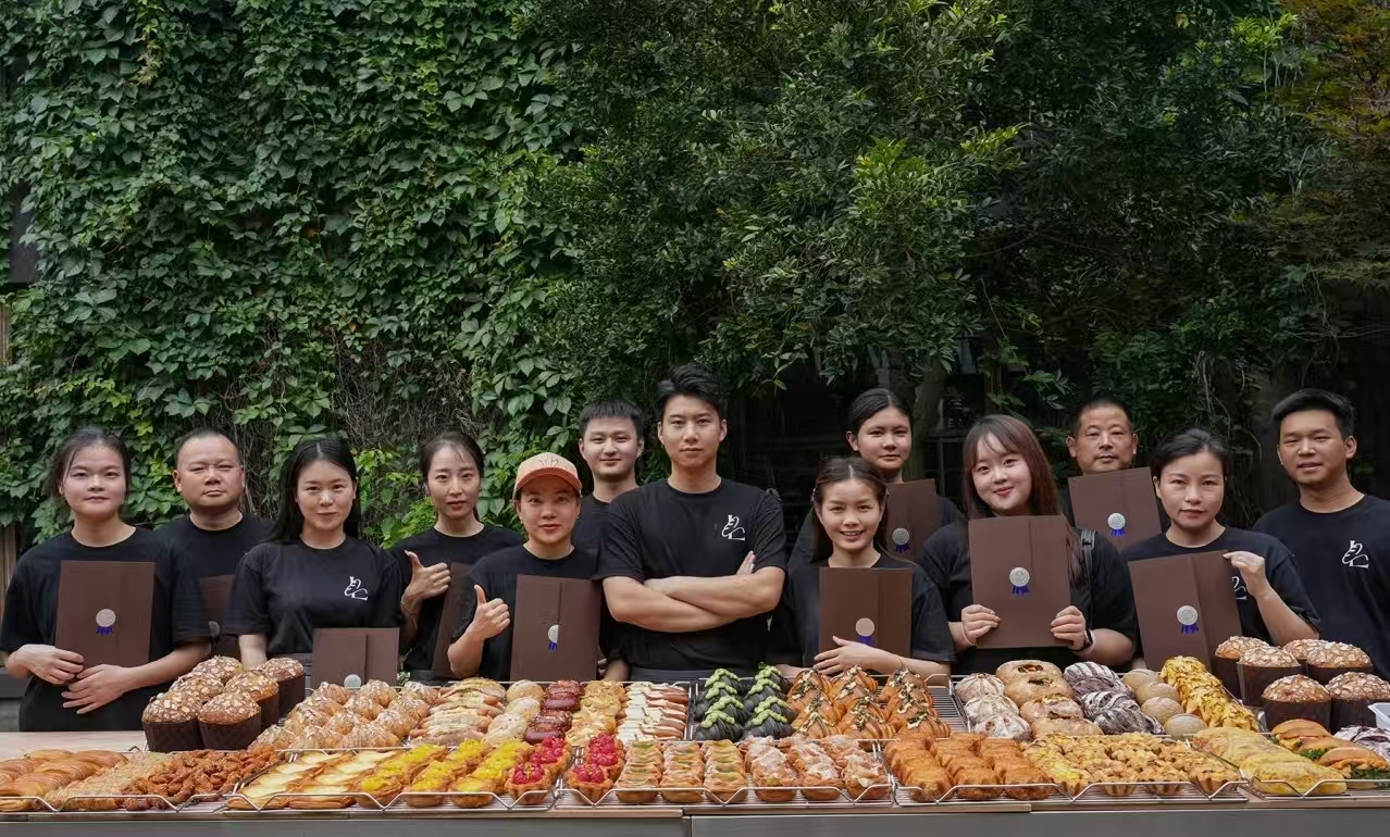 学员们在课堂上展示自己制作的各种造型精美的面包