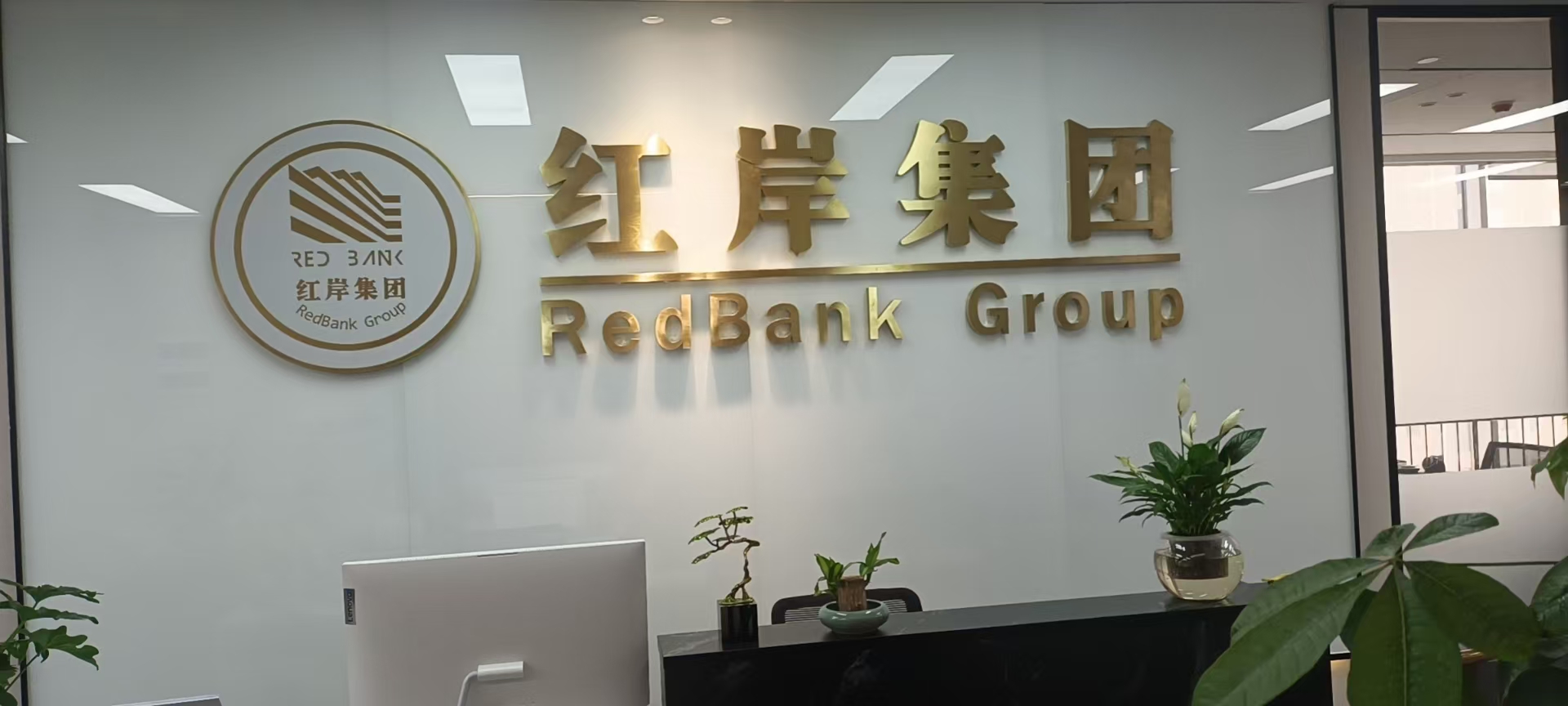 客户与广告公司负责人握手达成合作，背景是充满设计感的办公室
