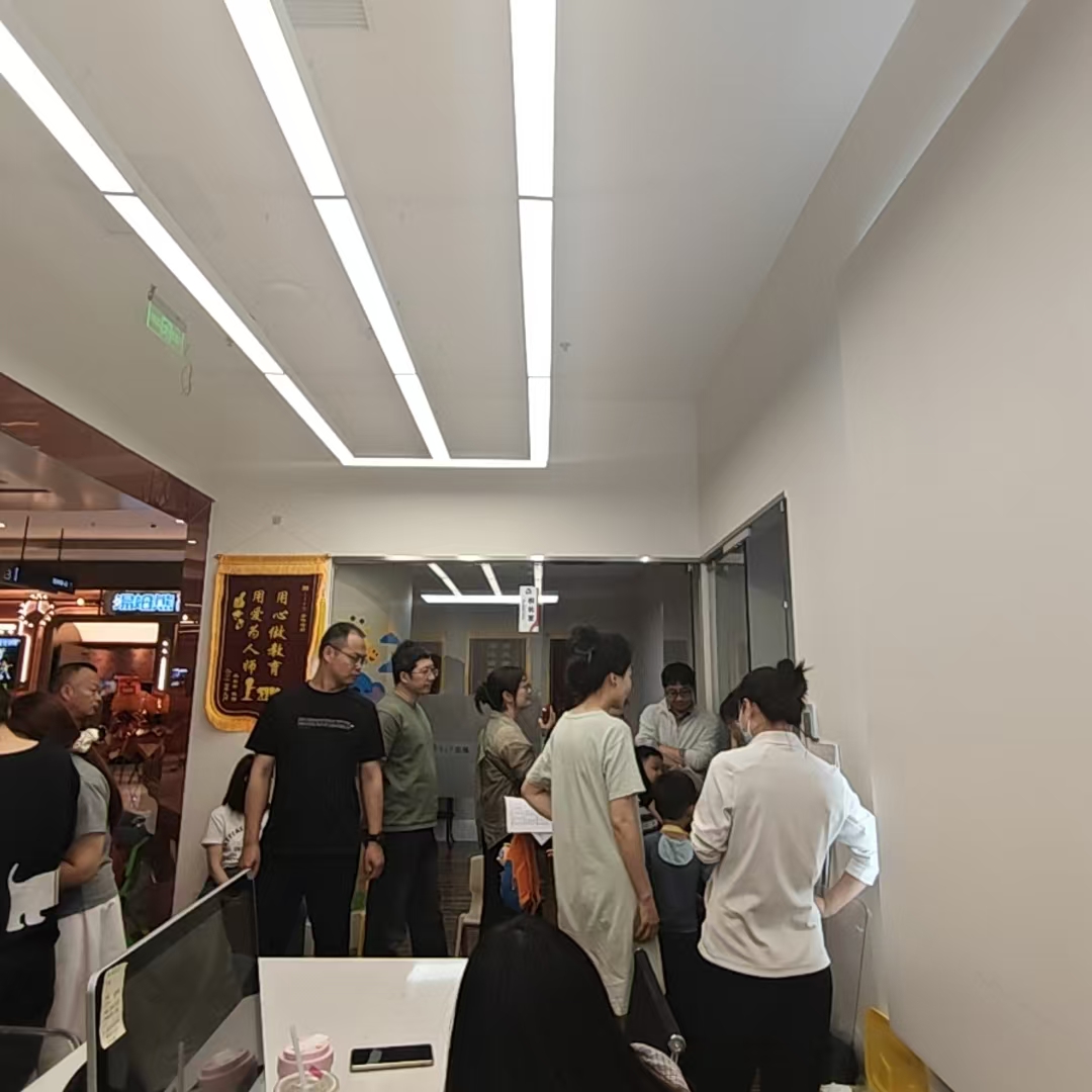 老师与孩子们进行小组互动教学