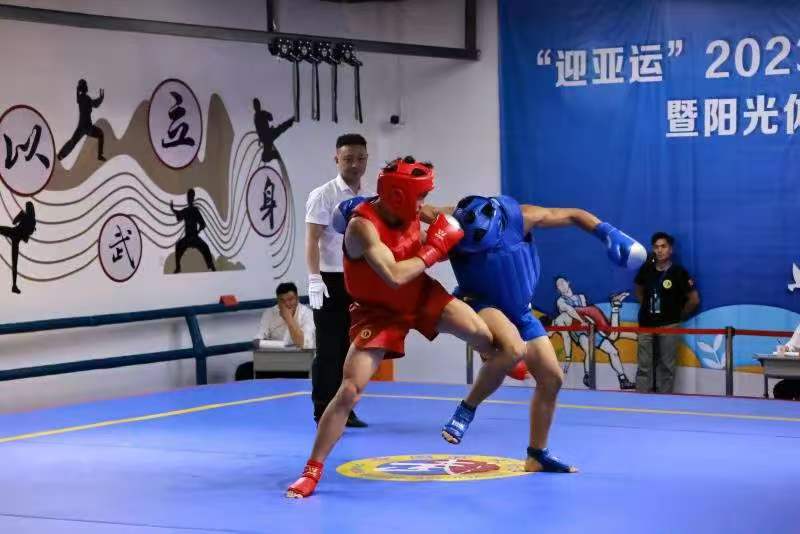 一位青少年正在专业教练指导下练习散打基本动作