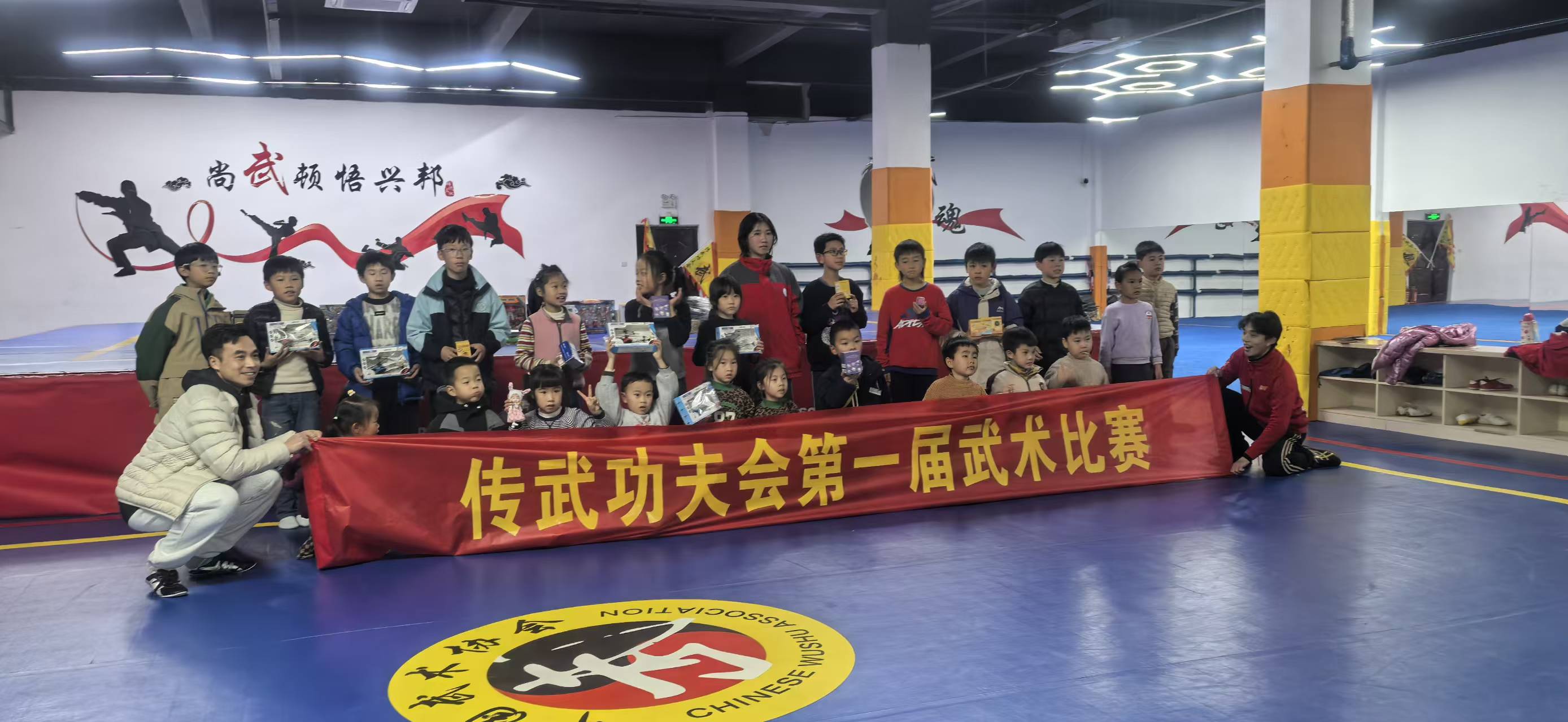 孩子们在训练馆进行集体基本功练习