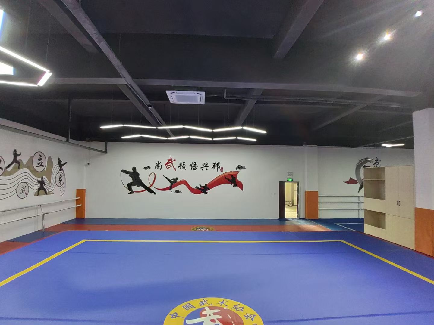 学员在训练后与教练击掌，脸上洋溢着自信的笑容
