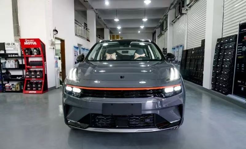 技师正在进行专业的底盘与悬挂系统检查