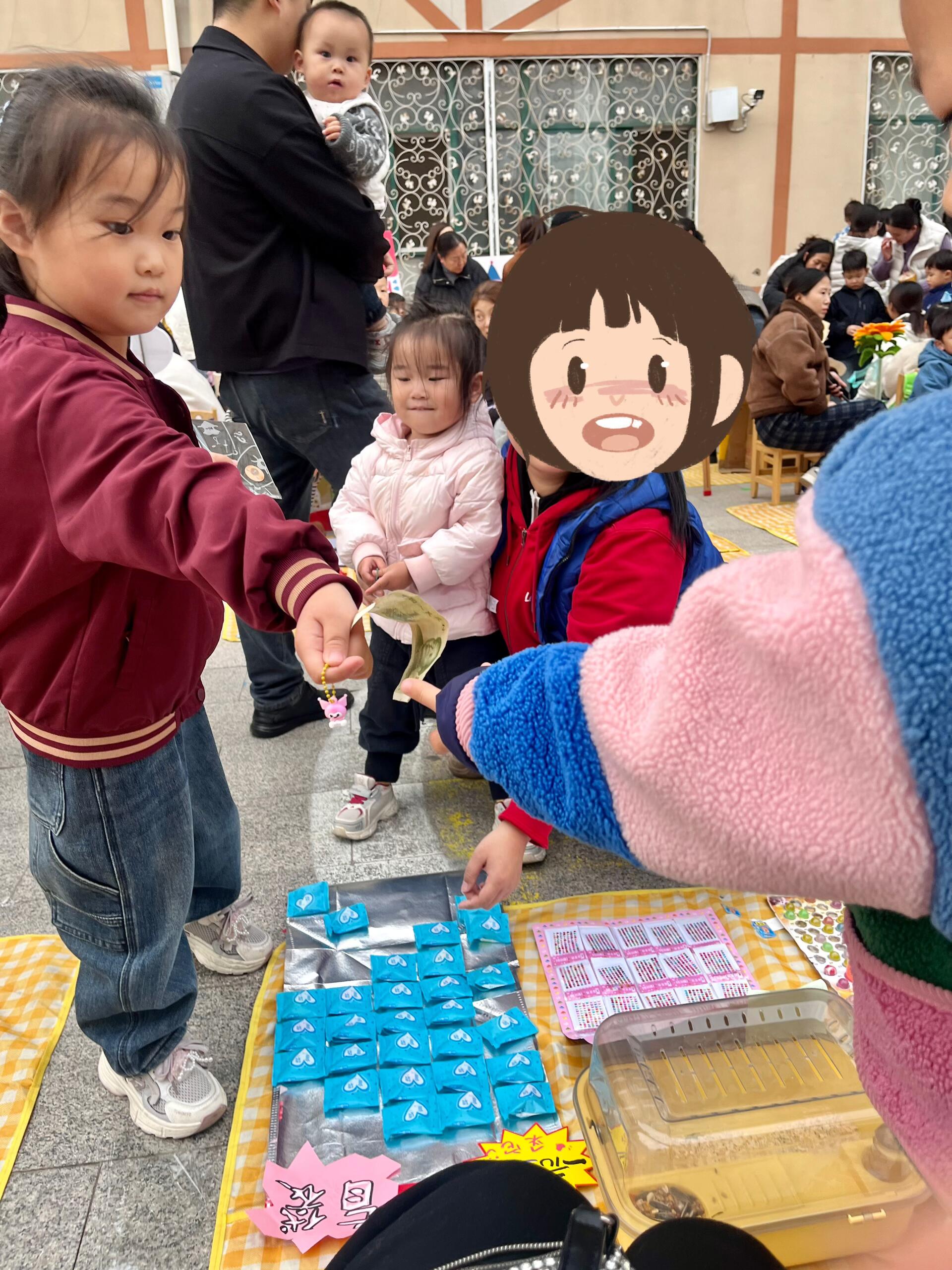 孩子与顾客交流场景